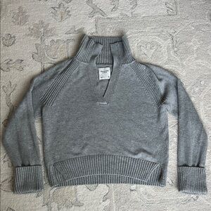 Abercrombie and Fitch Grey Women's Sweater Size M